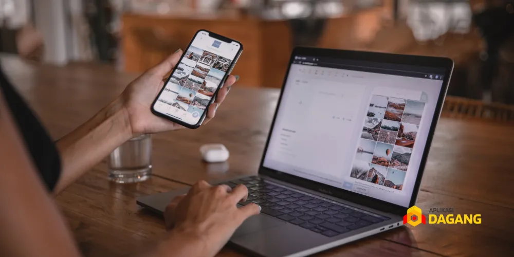 Foto pebisnis lokal Bandung dengan laptop/HP sedang memantau iklan