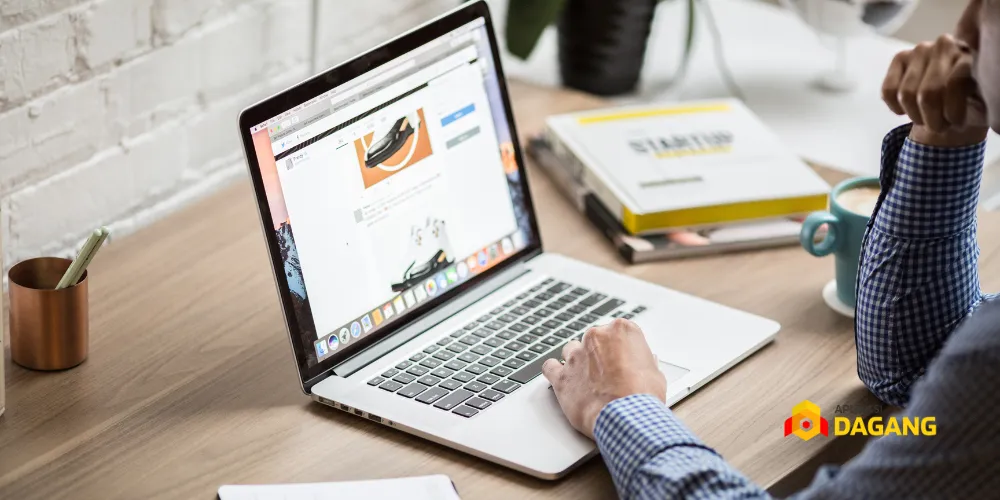 orang membuat konten personal branding lewat laptop dan HP