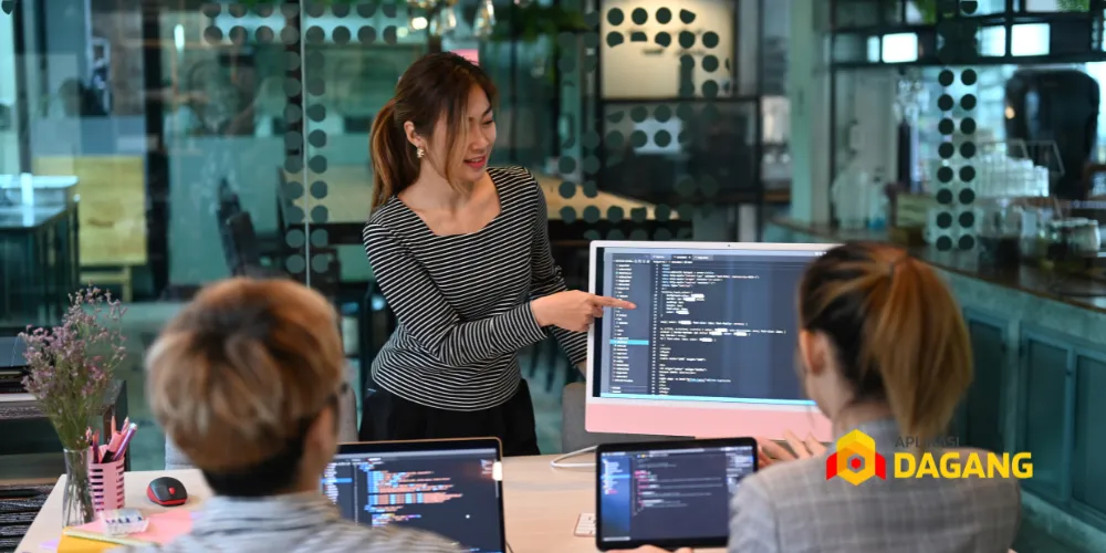 Tim developer sedang mengembangkan dan testing aplikasi iOS custom di Bandung