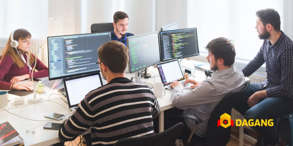 Tim PT Aplikasi Dagang Teknologi sedang mengerjakan software web custom di kantor Bandung.