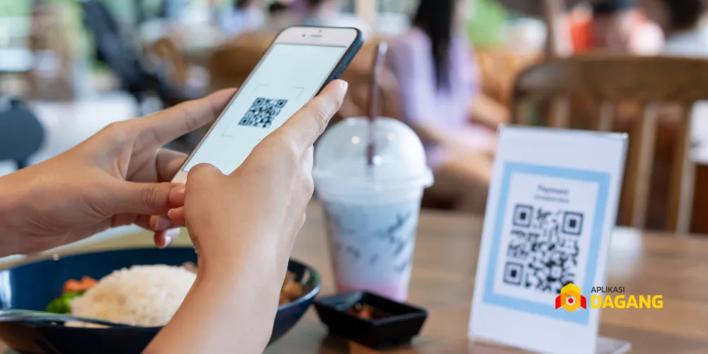 Pelanggan kafe memesan kopi melalui aplikasi mobile